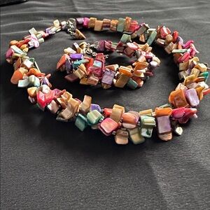 Shell EUC necklace & bracelet set. 3 stranded multicolored shells in both pieces